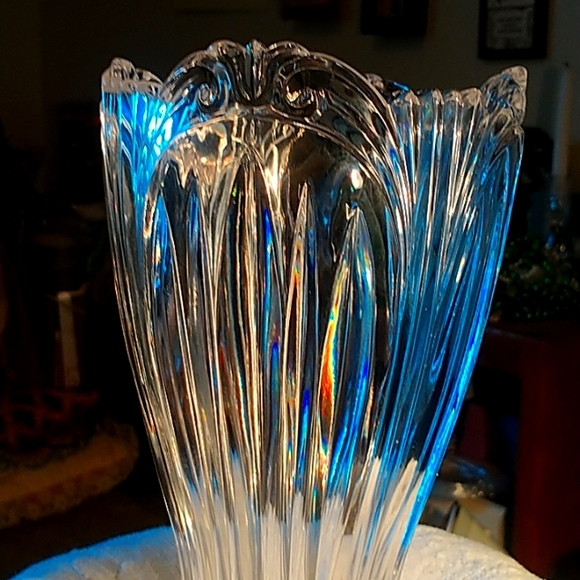 Large 9" in Heavy 24% Lead Chrystal Vase - Picture 2 of 4